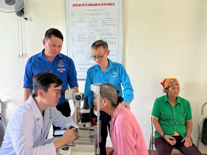 Bác sĩ Lê Minh Hoàng – Trung tâm Y tế Nghĩa Đàn ( người đeo kính) đã vận động, kết nối các đơn vị, cá nhân hảo tâm tổ chức 7 đợt cấp phát thuốc miễn phí cho khoảng 1.400 lượt người dân trong năm 2025. Ảnh: Thanh Quỳnh