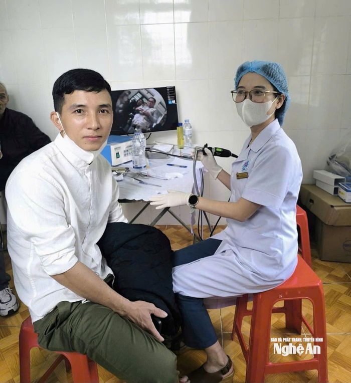 Anh Vi Văn Khánh (SN 1993, bản Xốp Cốc, xã Yên Hòa) thở phào nhẹ nhõm sau khi được bác sĩ Quỳnh Liên thăm khám. Ảnh: Nhân vật cung cấp
