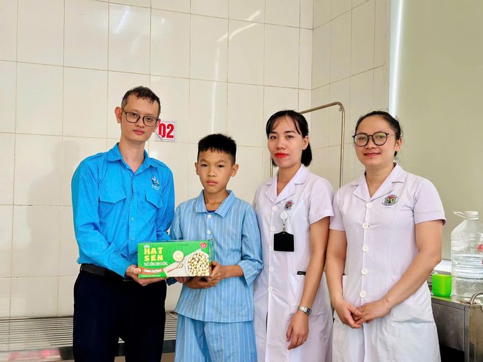 Bác sĩ Lê Minh Hoàng – Trung tâm Y tế Nghĩa Đàn (bìa trái) trao quà và tổ chức 28 chương trình "Nồi cháo nhân ái", 6 chương trình “Cơm 0 đồng”, phục vụ hơn 6.500 lượt bệnh nhân điều trị nội trú. Ảnh: Nhân vật cung cấp