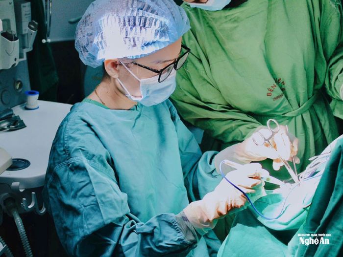Bác sĩ Trần Thị Quỳnh Liên trong một ca mổ. Ảnh: Nhân vật cung cấp