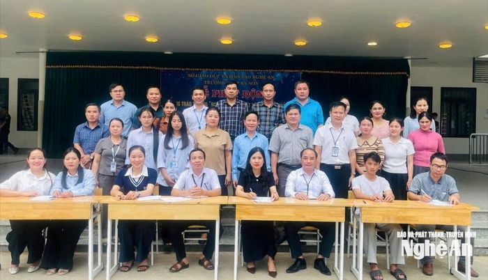 Ngay trong tuần học đầu tiên của năm mới, Trường THPT Kỳ Sơn là ngôi trường đầu tiên trong toàn tỉnh tổ chức lễ phát động phong trào "90 ngày đêm quyết tâm ôn thi tốt nghiệp đạt kết quả cao năm học 2025 - 2026" với mục tiêu nâng 2 bậc trên bậc xếp hạng chung của tỉnh. Trong bài phát biểu tại lễ phát động, hiệu trưởng nhà trường cũng đã cam kết: Trong giai đoạn "nước rút", lãnh đạo nhà trường xin cam kết sẽ cùng quý vị tạo thành một vòng tay khép kín: Gia đình là hậu phương vững chắc - Nhà trường là tiền tuyến vững vàng. Chúng ta sẽ cùng nhau phối hợp, chăm lo, động viên, đồng hành để con em chúng ta có được tâm thế tốt nhất bước vào kỳ thi đặc biệt quan trọng này. Ảnh: Thành Chung