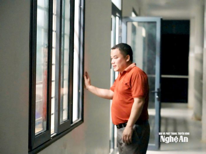 Những ngày học sinh ôn thi, ban giám hiệu của nhà trường cũng sẽ thay nhau trực để quản lý, hỗ trợ học sinh và giáo viên. Ảnh: Mỹ Hà
