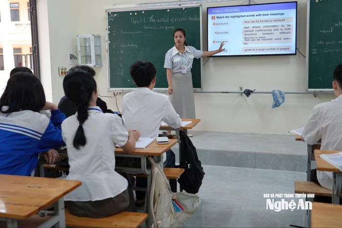 Ngược xuống đường Quốc lộ 7, mùa ôn thi cuối cấp của học sinh lớp 12 của Trường THPT Tương Dương 1 cũng đã bắt đầu sớm từ học kỳ I. Ngoài dạy miễn phí cho học sinh vào buổi ngày, tất cả các đêm, nhà trường cũng sẽ hỗ trợ miễn phí thêm cho học sinh. Trong ảnh, giờ học Tiếng Anh của học sinh khối 12. Năm nay, dù nhà trường chỉ có chưa đến 20 học sinh đăng ký Tiếng Anh là môn tự chọn nhưng việc dạy và học vẫn được thực hiện nghiêm túc, trách nhiệm. Ảnh: Mỹ Hà