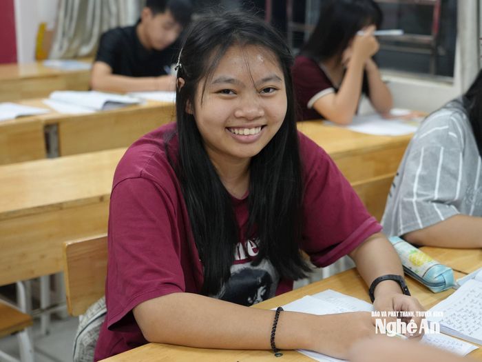 Tại thời điểm này, Trường THPT Kỳ Sơn đã tham gia một kỳ thi thử tốt nghiệp theo cụm. Ngoài ra, học sinh còn được luyện đề thường xuyên trên hệ thống LMS của Sở Giáo dục và Đào tạo. Đặc biệt, để nâng cao kỹ năng làm bài cho học sinh, nhà trường đã mua phần mềm azota và cập nhật đề thi thường xuyên để mỗi tuần học sinh sẽ thi thử một lần. Qua mỗi lần thi, ban giám hiệu nhà trường sẽ yêu cầu giáo viên bộ môn chấm, phân tích bài làm của học sinh. Trên cơ sở đó, tổ chức ôn thi đúng đối tượng. Trong ảnh: Em Moong Thị Anh Thư - lớp 12C2 là một trong ít học sinh của trường (chiếm khoảng 20%) đặt mục tiêu vào trường đại học. Đợt thi thử vừa qua, với 25,25 điểm, em nằm trong nhóm học sinh dẫn đầu và được nhà trường tuyên dương: Em đạt giải Khuyến khích học sinh giỏi tỉnh môn Lịch sử và ước mơ được làm cô giáo tiểu học. Trước đây, em thi tổ hợp Văn - Sử - Địa nhưng nay em đang chuyển sang tổ hợp Văn - Toán - Sử nên sẽ có những khó khăn. Nhưng em sẽ cố gắng để thực hiện được giấc mơ của mình - nữ sinh người Khơ Mú cho biết. Ản: Mỹ Hà