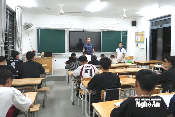 Trong khi học sinh khối 10 và 11 chọn học thêm buổi tối ở trường theo hình thức tự học thì học sinh khối 12 đến trường luôn có sự đồng hành của các thầy giáo, cô giáo. Thầy giáo Lê Văn Tảo - Hiệu trưởng nhà trường cho biết: Năm nay chúng tôi có hơn 500 học sinh lớp 12 chuẩn bị tham dự Kỳ thi tốt nghiệp THPT. Với đặc thù của một trường miền núi cao, đầu vào của học sinh rất thấp nên từ cuối lớp 11 nhà trường đã cho học sinh đăng ký các môn tự chọn sẽ tham gia kỳ thi tốt nghiệp THPT và tổ chức kiểm tra đánh giá năng lực của học sinh. Trên cơ sở đó, từ đầu lớp 12 nhà trường đã tổ chức ôn tập cho học sinh để các em nắm vững kiến thức, chuẩn bị các điều kiện tốt nhất cho kỳ thi cuối cấp. Ảnh: Mỹ Hà