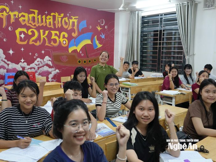 Mùa thi tốt nghiệp 2026 sẽ còn rất nhiều khó khăn với học sinh các huyện miền núi cao của Nghệ An khi điều kiện học tập, cơ sở vật chất và cơ hội tiếp cận tài liệu, công nghệ vẫn còn không ít hạn chế. Nhưng trong gian khó ấy, sự chia sẻ của thầy cô, sự quan tâm của gia đình và chính quyền địa phương cùng quyết tâm vươn lên của các em học sinh sẽ tiếp thêm niềm tin và động lực để các sĩ tử tự tin hoàn thành mục tiêu đã đề ra. Ảnh: Mỹ Hà
