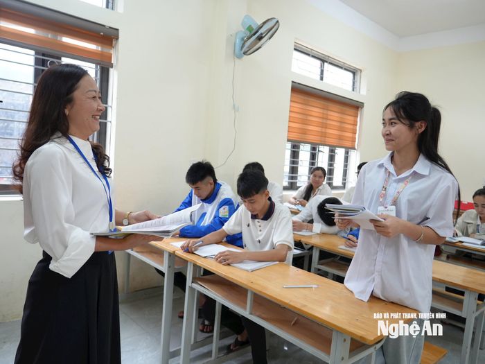 Trước đó, trong đợt thi thử đầu tiên, kết quả của học sinh khối 12 đã có những cải thiện nhưng chất lượng vẫn còn thấp. Do đó, mục tiêu của nhà trường từ nay đến cuối năm học vẫn còn rất nhiều khó khăn. Cô giáo Lê Thương Huyền - giáo viên môn Ngữ văn cho biết: Theo lịch, tháng 3 chúng tôi sẽ bắt đầu thi thử lần thứ 2 nên ngay sau tết trường đã tổ chức ôn thi cho học sinh. Ngoài dạy theo lịch đã phân công, chúng tôi cũng sẽ phân luồng học sinh để ôn thi theo đối tượng hoặc theo năng lực. Tôi hi vọng, năm nay sẽ có nhiều em đạt kết quả cao để rộng đường vào đại học. Ảnh: Thành Chung