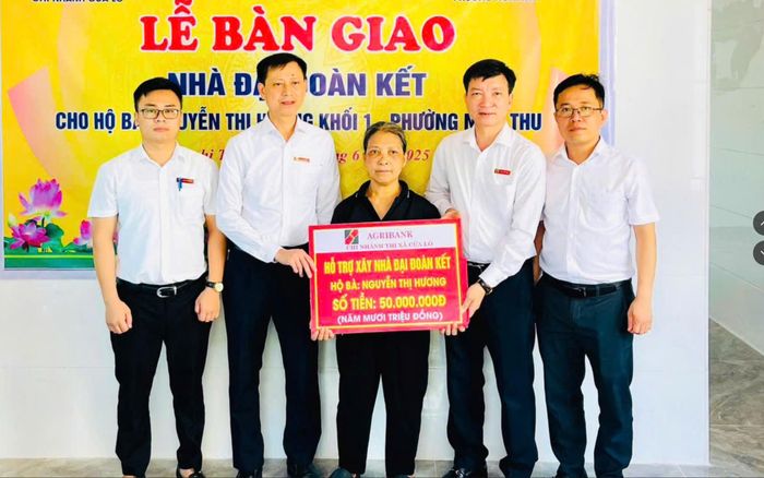 Trao tiền hỗ trợ xây nhà cho bà Nguyễn Thị Hương. Ảnh: CSCC