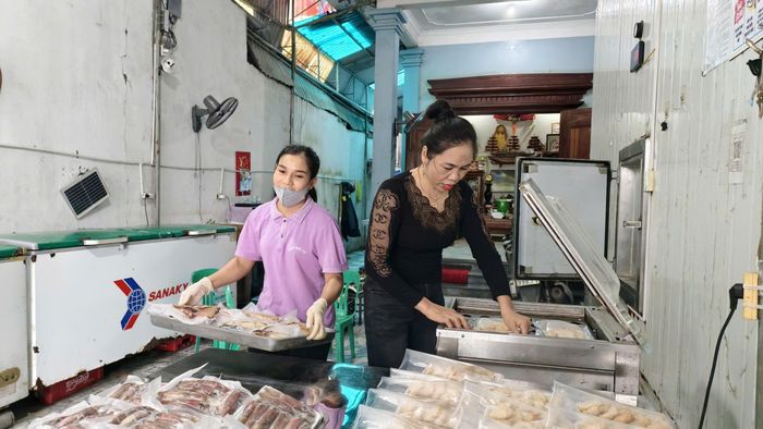 Công việc kinh doanh của chị Lê Thị Phương giúp tạo công ăn, việc làm cho lao động trên địa bàn. Ảnh: Diệp Thanh