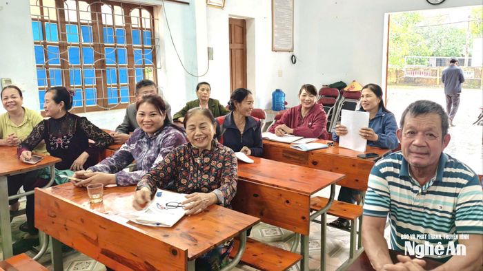 Ban cán sự khối Nghi Thu 1 triển khai chương trình ngày đại đoàn kết cho các tổ trường khu dân cư. Ảnh: Diệp Thanh