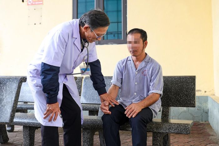 Bác sĩ Trần Hậu Anh hiểu rằng điều trị bệnh tâm thần không chỉ dựa vào phác đồ hay thuốc men, mà còn cần sự thấu cảm và niềm tin.