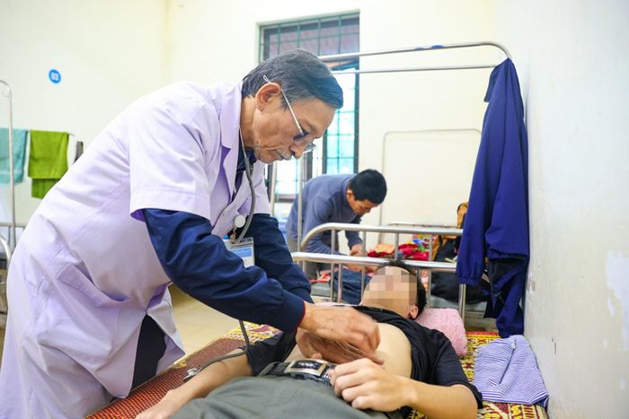 Sau khi về hưu, bác sĩ Trần Hậu Anh chọn tiếp tục làm việc tại Bệnh viện Sức khỏe Tâm thần Hà Tĩnh.