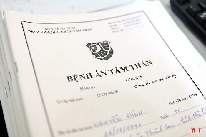 Sinh ra trong gia đình có truyền thống làm nghề y đã gieo trong ông hạt mầm của lòng nhân ái và sự nhẫn nại