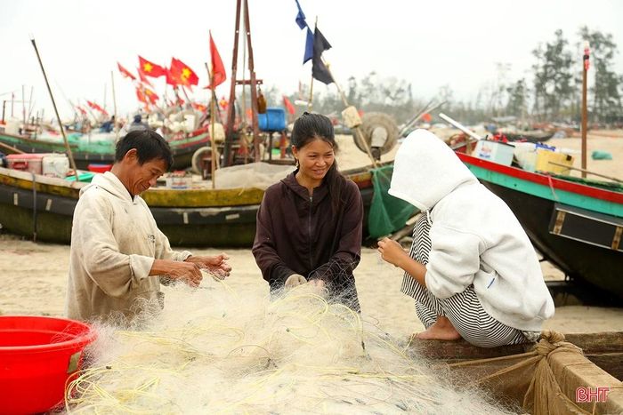 Niềm vui của bà con ngư dân sau chuyến đi biển.