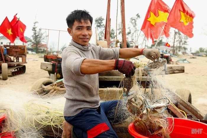  Ngư dân ở thôn Trịnh Thành, thôn Hải Lợi, xã Tiên Điền phấn khởi cho biết: "Chuyến đi biển lần này thuyền tôi may mắn được gần 10kg ghẹ và tôm tít. Bình quân tàu tôi thu về hơn 3 triệu đồng cho mỗi chuyến vươn khơi." 