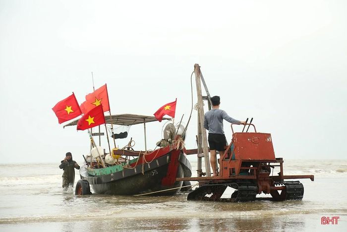 Ghi nhận tại vùng biển thuộc thôn Yên Ngư, Hải Lợi, xã Tiên Điền, bắt đầu từ 10 giờ hằng ngày, các tàu cá nối đuôi nhau vào bờ sau một đêm lênh đênh trên biển.