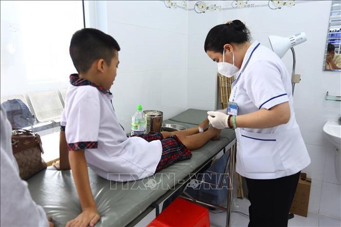 Đội ngũ nhân viên y tế tại các trạm y tế xã, phường trên địa bàn tỉnh Đồng Nai cơ bản giải quyết tốt các bệnh lý thông thường, hạn chế tình trạng người dân phải đi xa mới tiếp cận được các dịch vụ y tế. Ảnh: Lê Xuân/TTXVN