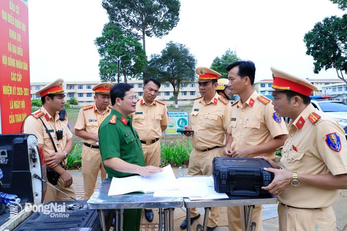 Đại tá Trần Anh Sơn, Phó Giám đốc Công an tỉnh trực tiếp kiểm tra Tổ công tác của Trạm Cảnh sát giao thông Suối Tre đang làm nhiệm vụ tại phường Long Khánh. Ảnh: H.B