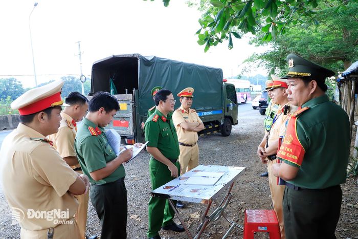 Đại tá Trần Anh Sơn, Phó Giám đốc Công an tỉnh kiểm tra Tổ công tác của Trạm Cảnh sát giao thông Suối Tre đang làm nhiệm vụ tại phường Bình Lộc. Ảnh: H.B
