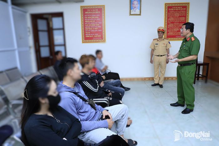 Đại tá Trần Anh Sơn, Phó Giám đốc Công an tỉnh trực tiếp trao đổi với người dân về công tác chấp hành pháp luật giao thông. Ảnh: H.B