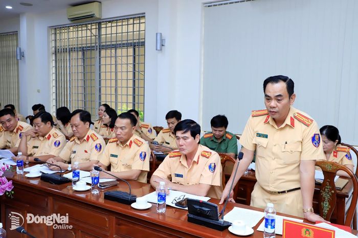 Thượng tá Trần Trọng Thủy, Trưởng phòng Cảnh sát giao thông Công an tỉnh báo cáo tại buổi làm việc. Ảnh: H.B