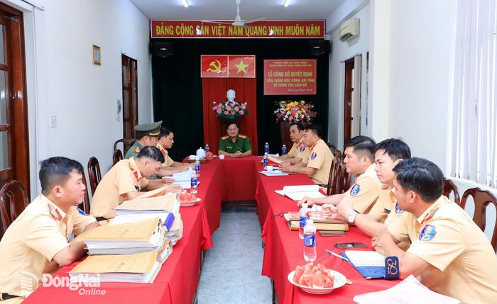 Đại tá Trần Anh Sơn, Phó Giám đốc Công an tỉnh làm việc với Trạm Cảnh sát giao thông Suối Tre. Ảnh: H.B