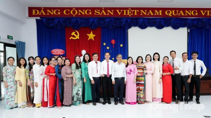 Đại biểu dự họp mặt chụp ảnh lưu niệm.