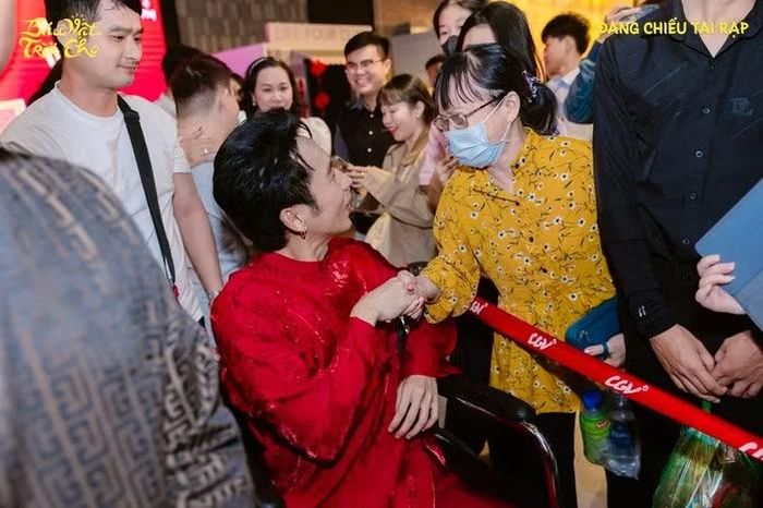 Diễn viên Tuấn Trần đi cinetour