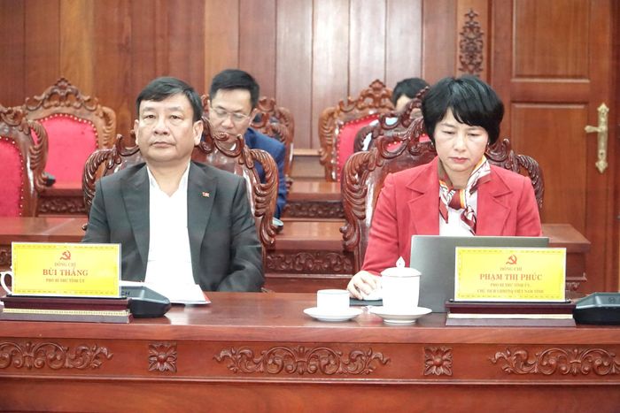 Các đồng chí: Phạm Thị Phúc, Phó Bí thư Tỉnh ủy, Chủ tịch Ủy ban MTTQ Việt Nam tỉnh; Bùi Thắng, Phó Bí thư Tỉnh ủy dự Hội nghị