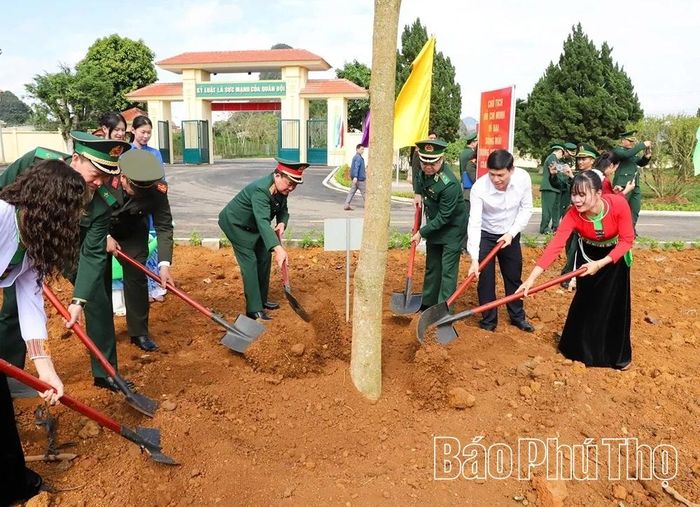 Thượng tướng Hoàng Xuân Chiến cùng cán bộ, chiến sĩ và Nhân dân địa phương tham gia trồng cây trong khuôn viên doanh trại Kho K102.