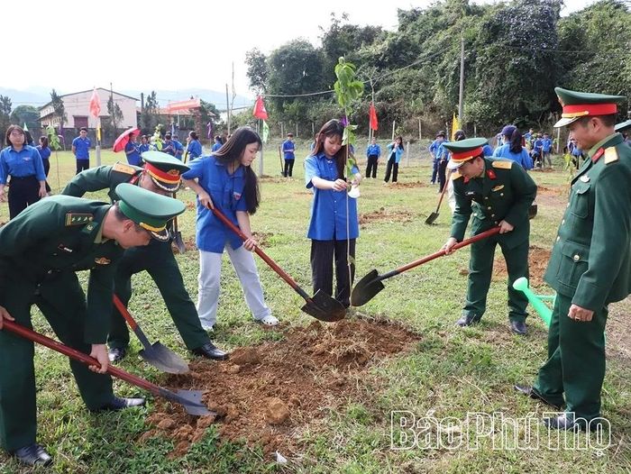 Cán bộ chiến sĩ Kho K102 cùng các đơn vị quân đội đứng chân trên địa bàn và đoàn viên thanh niên xã Cao Phong tham gia trồng cây, góp phần tạo cảnh quan môi trường xanh.