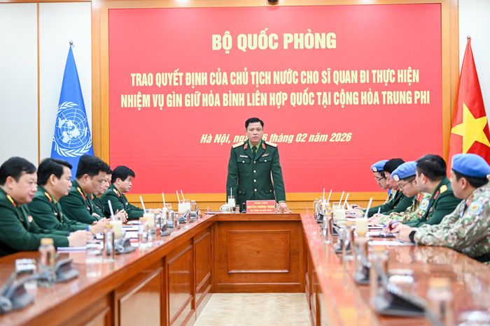 Thứ trưởng Bộ Quốc phòng, Thượng tướng Nguyễn Trường Thắng phát biểu giao nhiệm vụ cho sĩ quan đi làm nhiệm vụ gìn giữ hòa bình Liên Hợp Quốc và Cục Gìn giữ hòa bình Việt Nam
