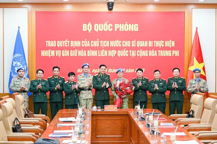 Thứ trưởng Bộ Quốc phòng, Thượng tướng Nguyễn Trường Thắng và các đại biểu tại buổi lễ