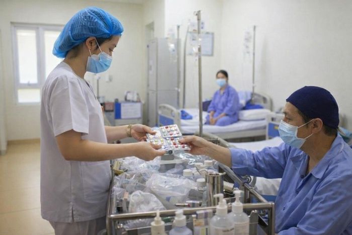 Bổ sung thuốc vào danh mục thuốc BHYT giúp người bệnh ung thư tăng tiếp cận điều trị, góp phần giảm chi từ tiền túi. (Ảnh minh họa)