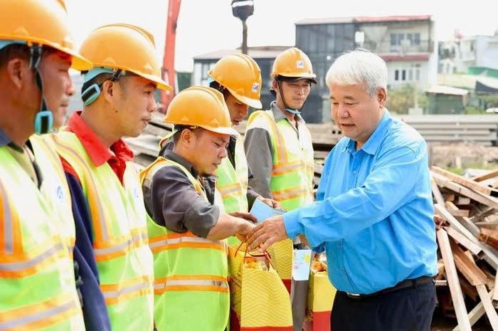 Ông Võ Khắc Thái - Phó Chủ tịch Thường trực LĐLĐ TP Hồ Chí Minh, trao quà NLĐ đang làm việc tại công trình cải tạo rạch Xuyên Tâm. Ảnh: C.M.