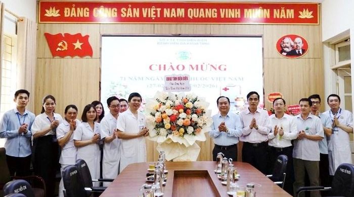 Đoàn tới thăm, tặng hoa động viên đội ngũ y, bác sĩ Bệnh viện Đa khoa tỉnh Điện Biên
