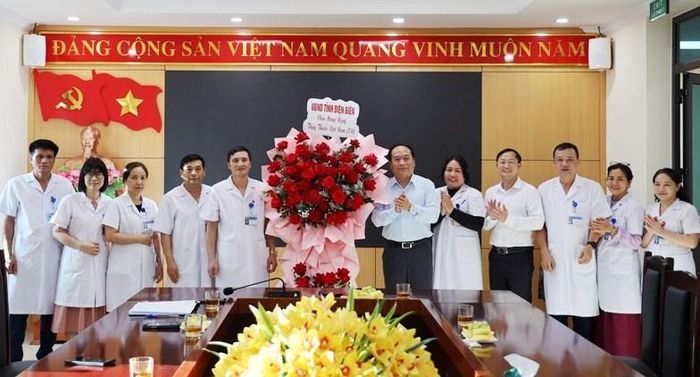 Đoàn tới thăm, tặng hoa chúc mừng tập thể cán bộ, y bác sĩ Bệnh viện Y Dược cổ truyền - Phục hồi chức năng tỉnh Điện Biên