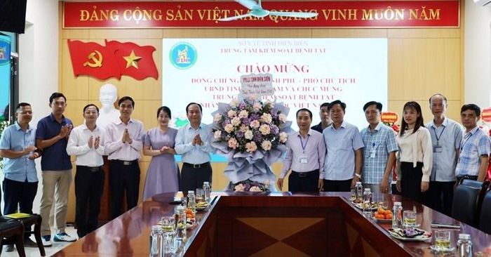 Đoàn tới thăm, chúc mừng cán bộ, viên chức Trung tâm Kiểm soát Bệnh tật tỉnh Điện Biên