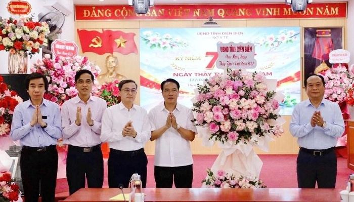 Đoàn tới thăm, tặng hoa chúc mừng tập thể lãnh đạo, cán bộ Sở Y tế tỉnh Điện Biên