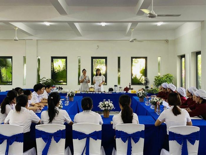 Tập huấn về chế độ dinh dưỡng thuần tự nhiên với chuyên gia dinh dưỡng.