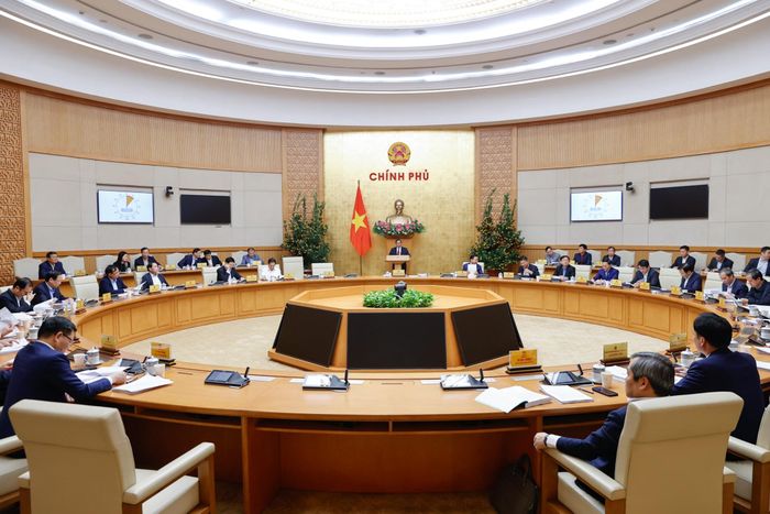 Dự phiên họp có các: Phó Thủ tướng Chính phủ, Phó Bí thư chuyên trách Đảng ủy Chính phủ; các bộ trưởng, thủ trưởng cơ quan ngang bộ, cơ quan thuộc Chính phủ.