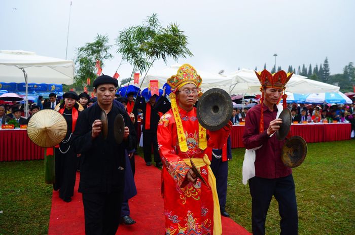 Đoàn rước với chiêng, trống và lễ vật tiến vào khu trung tâm. Ảnh: Tuấn Anh