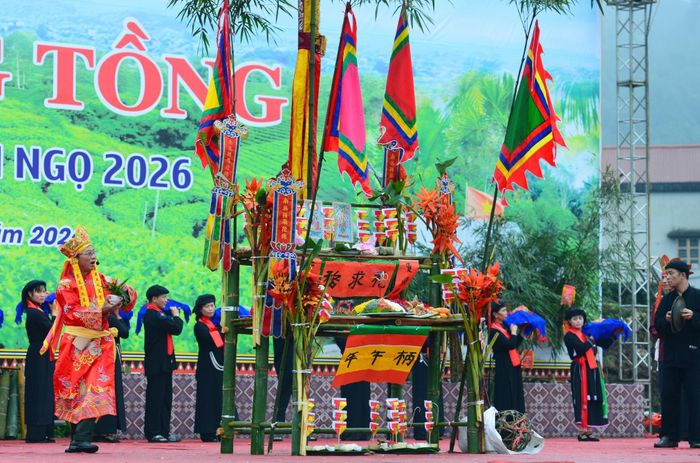 Lễ dâng hương, cầu mùa bên ruộng đầu xuân. Ảnh: Tuấn Anh