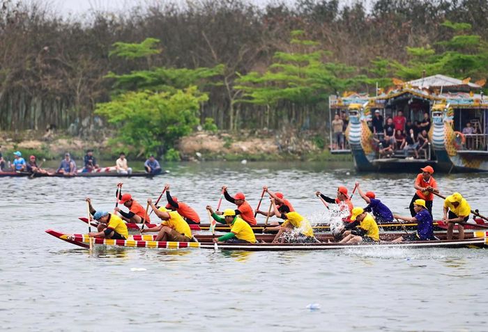 Vừa là lễ hội vui xuân, đua ghe truyền thống làng Triều Sơn Đông còn thể hiện dấu ấn đặc trưng của đời sống cư dân vùng thấp trũng cuối dòng Hương - nơi thường xuyên chịu tác động của thiên tai. Hóa Châu nằm ở khu vực hạ lưu sông Hương và sông Bồ, hàng năm thường đối mặt với mưa lũ, ngập lụt. Việc rèn luyện kỹ năng điều khiển ghe thuyền thuần thục, phối hợp đồng đội nhịp nhàng trên sông nước góp phần nâng cao thể lực, khả năng xử lý tình huống và tinh thần kỷ luật tập thể. Từ sân chơi lễ hội, nhiều kỹ năng thực tế được duy trì, góp phần phục vụ công tác cứu hộ, cứu nạn và ứng phó thiên tai tại chỗ.