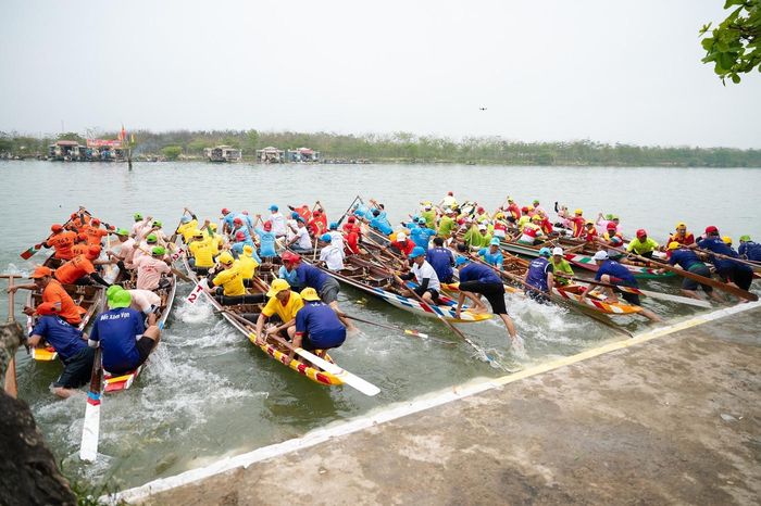Hội đua năm nay quy tụ 12 đội ghe đến từ các xóm thuộc hai tổ dân phố Triều Sơn Đông và Triều Sơn Nam, phường Hóa Châu. Ghe thi đấu được đan bằng tre, mỗi ghe không quá 7 tay chèo (đua ghe 7) trong một lần đua. Theo quy định, tất cả vận động viên đều là người có hộ khẩu thường trú tại hai tổ dân phố nêu trên hoặc con em gốc gác làng Triều Sơn Đông, mỗi người chỉ được thi đấu cho một đơn vị trong suốt giải.