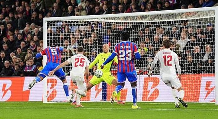 Crystal Palace hoàn toàn áp đảo đội bóng đến từ Bosnia.