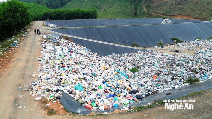 Rác thải đổ bừa bãi tại Dự án bãi xử lý rác thải huyện Quế Phong (cũ), nay thuộc xã Quế Phong, chưa có giải pháp xử lý. Ảnh: Q.A