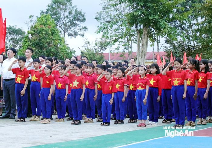 Các em nhỏ tham dự Lễ chào cờ được bồi đắp tình yêu quê hương, đất nước từ những ngày thơ ấu. Ảnh: Thanh Quỳnh