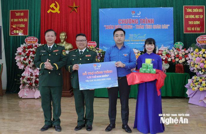 Đại diện Tỉnh đoàn đã trao biển hỗ trợ công trình “Lời thề non nước” trị giá 10 triệu đồng tới Đồn Biên phòng Tri Lễ. Ảnh: Thanh Quỳnh