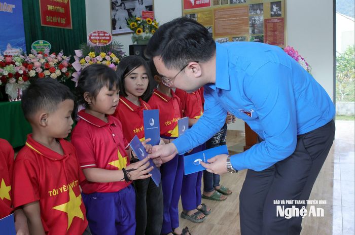 Đại diện Thường trực Tỉnh đoàn trao quà cho các học sinh có hoàn cảnh khó khăn. Ảnh: Thanh Quỳnh